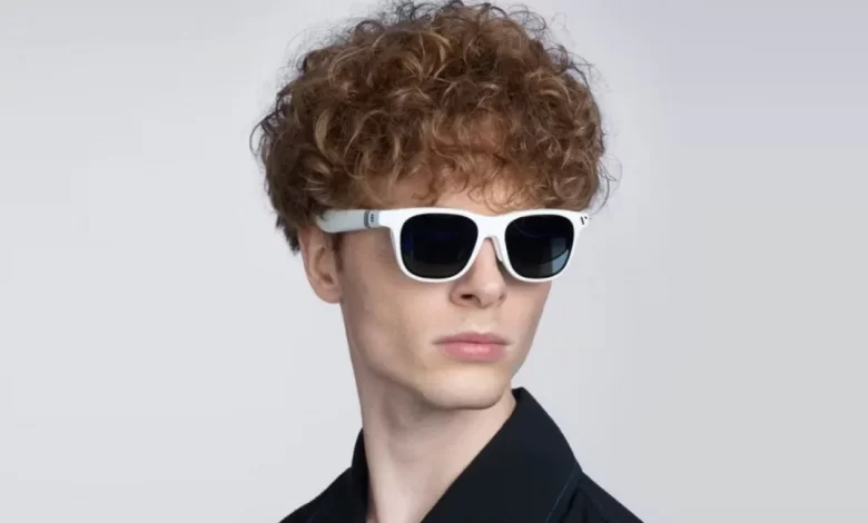 این عینک هوشمند، نمایشگر ۱۳۵ اینچ ۱۲۰ هرتز دربرابر چشم‌ها قرار می‌دهد